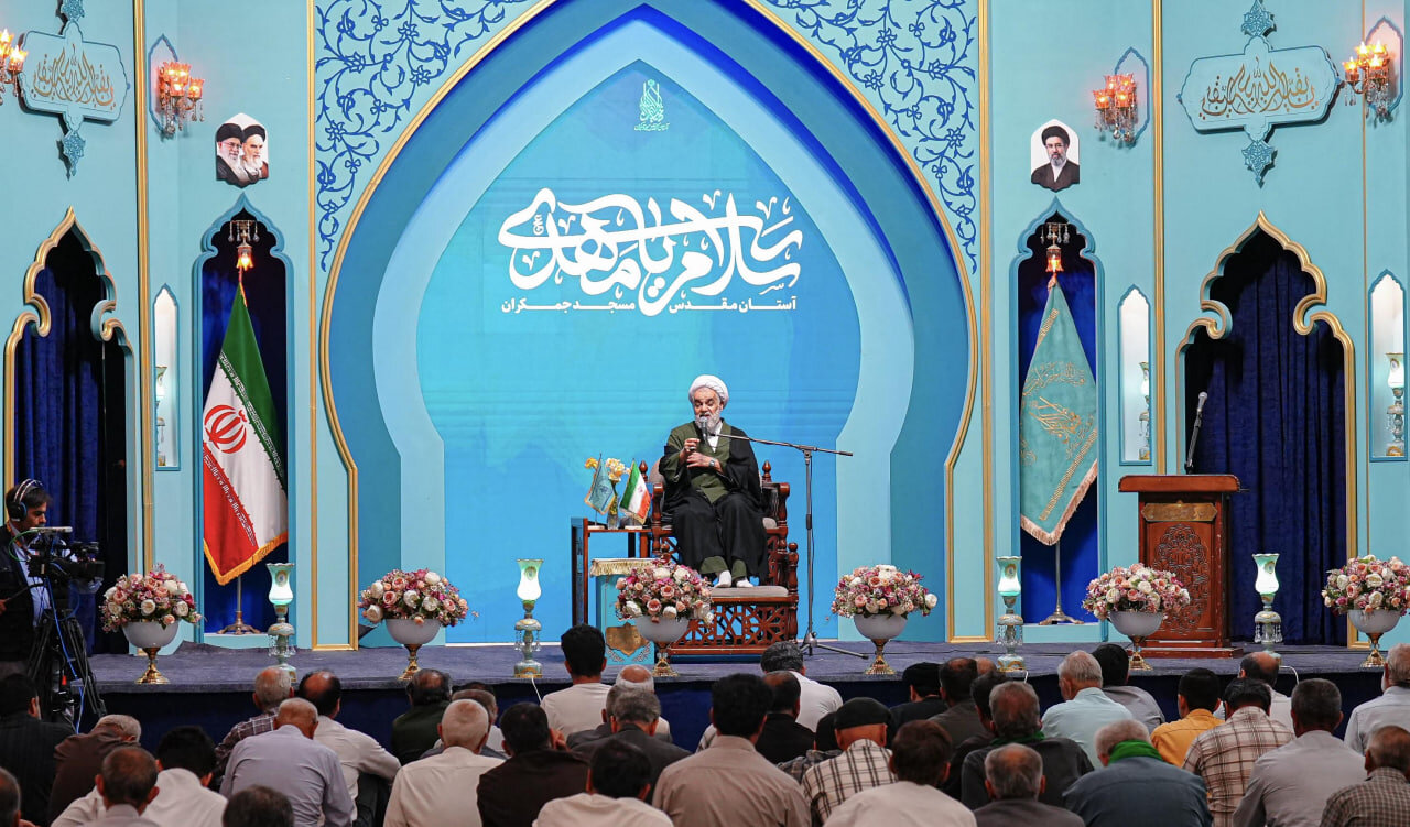 امام زمان(عج) را در تصمیم‌های زندگی‌مان حاضر ببینیم