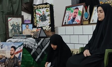 تجلیل مسئولان مدرسه علمیه الزهرا(س) دزفول از خانواده شهید خلبان باقری حسینوند