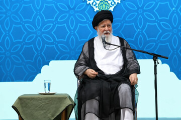 اقامه نماز باید در متن زندگی اجتماعی مردم و مقابله با منکرات تحقق یابد