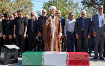 تصاویر/ تشییع و تدفین پیکر شهید گندمی پس از ۴۰ سال