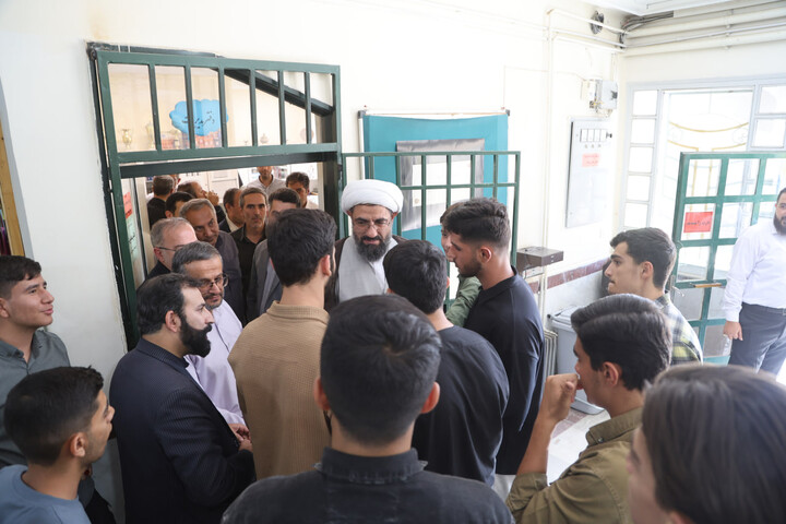 تصاویر / حضور امام جمعه همدان در جمع دانش‌آموزان