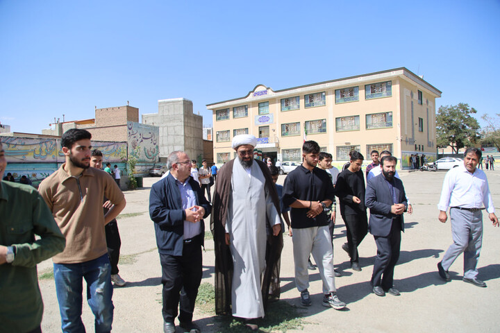 تصاویر / حضور امام جمعه همدان در جمع دانش‌آموزان