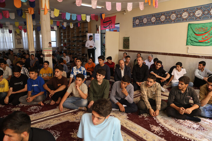 تصاویر / حضور امام جمعه همدان در جمع دانش‌آموزان
