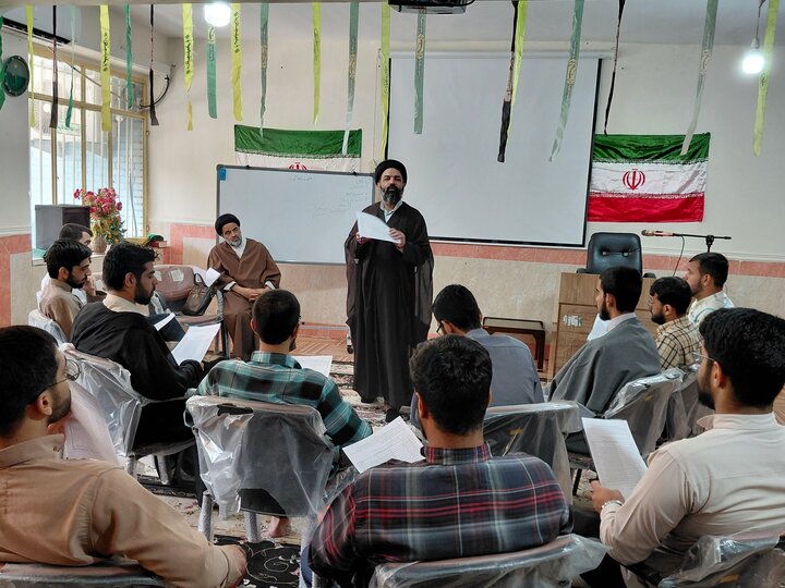 تصاویر/ کرسی آزاداندیشی «نماز و افق تمدن نوین اسلامی» در مدرسه علمیه سفیران آیت‌الله کفعمی(ره) زاهدان برگزار شد