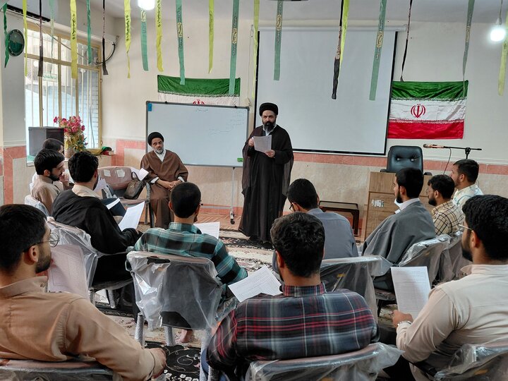 تصاویر/ کرسی آزاداندیشی «نماز و افق تمدن نوین اسلامی» در مدرسه علمیه سفیران آیت‌الله کفعمی(ره) زاهدان برگزار شد