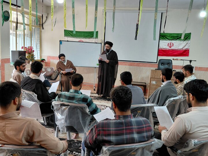 تصاویر/ کرسی آزاداندیشی «نماز و افق تمدن نوین اسلامی» در مدرسه علمیه سفیران آیت‌الله کفعمی(ره) زاهدان برگزار شد