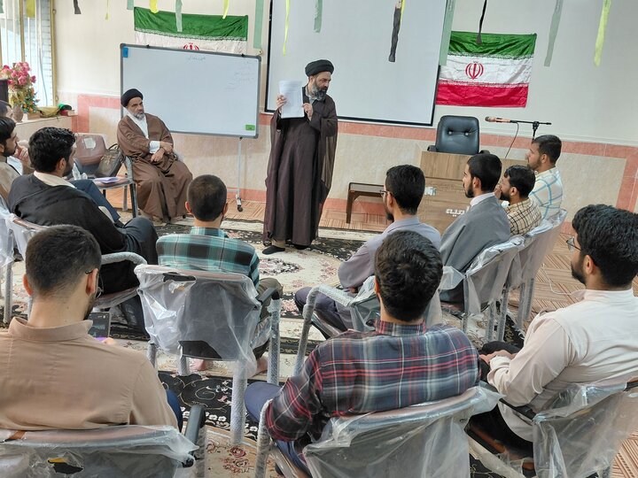 تصاویر/ کرسی آزاداندیشی «نماز و افق تمدن نوین اسلامی» در مدرسه علمیه سفیران آیت‌الله کفعمی(ره) زاهدان برگزار شد