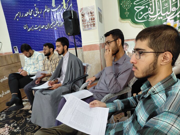 تصاویر/ کرسی آزاداندیشی «نماز و افق تمدن نوین اسلامی» در مدرسه علمیه سفیران آیت‌الله کفعمی(ره) زاهدان برگزار شد