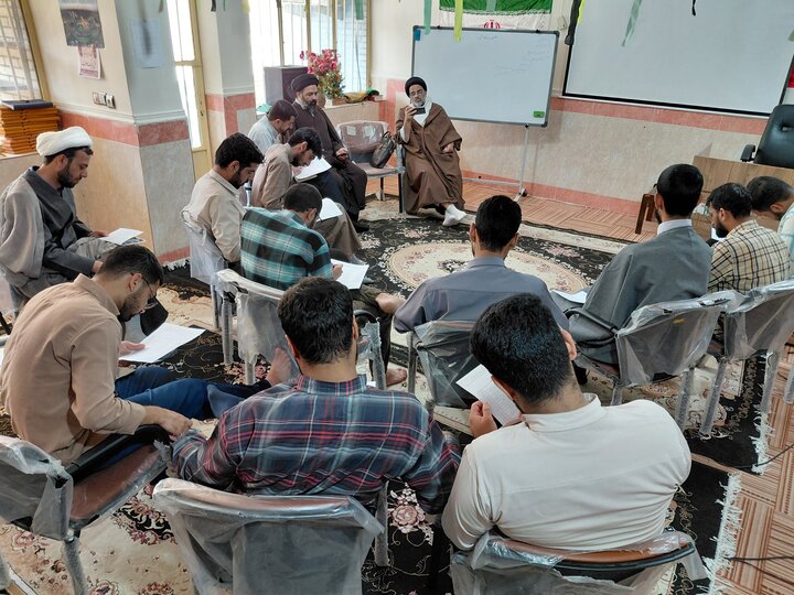 تصاویر/ کرسی آزاداندیشی «نماز و افق تمدن نوین اسلامی» در مدرسه علمیه سفیران آیت‌الله کفعمی(ره) زاهدان برگزار شد