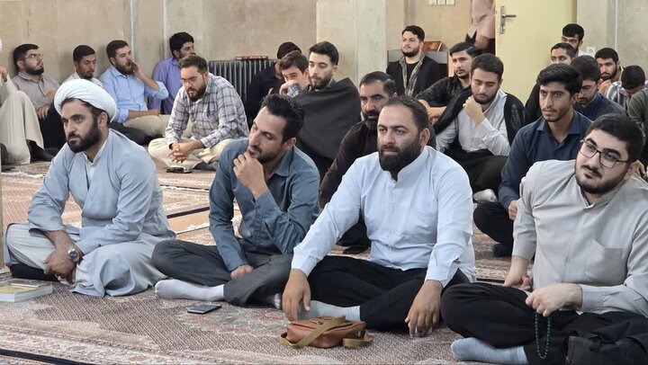 تصاویر/ نشست مدیریت و کادر مدرسه علمیه امام خمینی (ره) ارومیه با طلاب