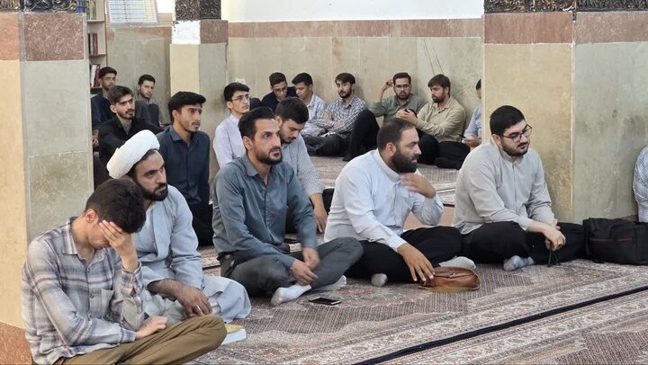 تصاویر/ نشست مدیریت و کادر مدرسه علمیه امام خمینی (ره) ارومیه با طلاب