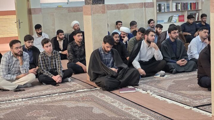 تصاویر/ نشست مدیریت و کادر مدرسه علمیه امام خمینی (ره) ارومیه با طلاب