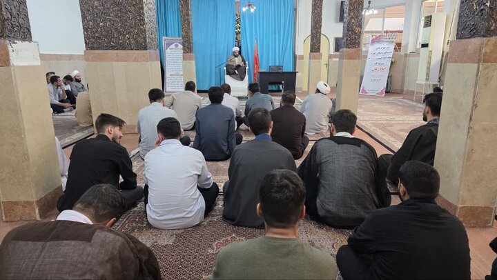 تصاویر/ نشست مدیریت و کادر مدرسه علمیه امام خمینی (ره) ارومیه با طلاب