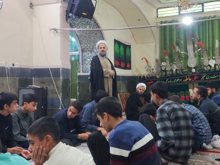 تصاویر/ روایتگری روحانیون جانباز در میان طلاب مدرسه علمیه محمودیه در گلزار شهدای بین المللی کرمان