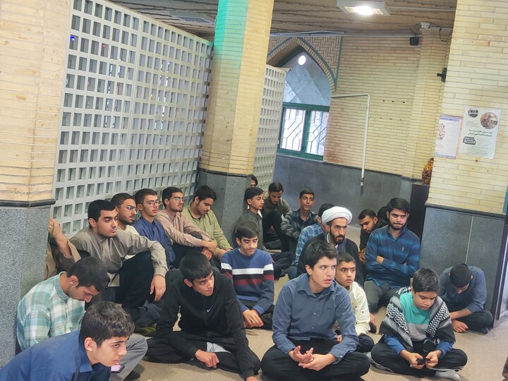 تصاویر/ روایتگری روحانیون جانباز در میان طلاب مدرسه علمیه محمودیه در گلزار شهدای بین المللی کرمان