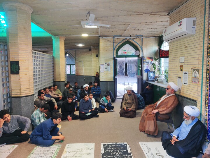تصاویر/ روایتگری روحانیون جانباز در میان طلاب مدرسه علمیه محمودیه در گلزار شهدای بین المللی کرمان