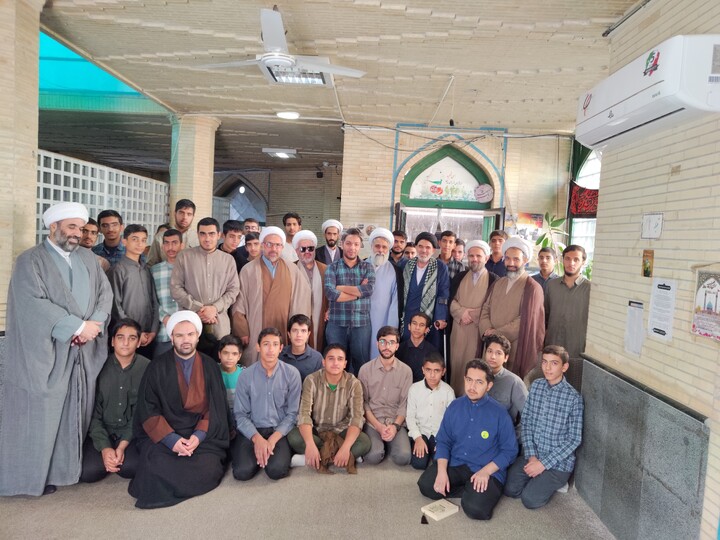 تصاویر/ روایتگری روحانیون جانباز در میان طلاب مدرسه علمیه محمودیه در گلزار شهدای بین المللی کرمان