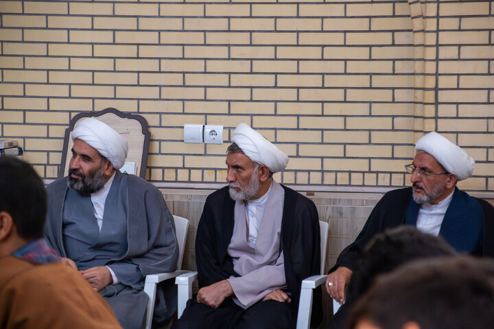 تصاویر/ روایتگری روحانیون جانباز در میان طلاب مدرسه علمیه صالحیه شهر کرمان