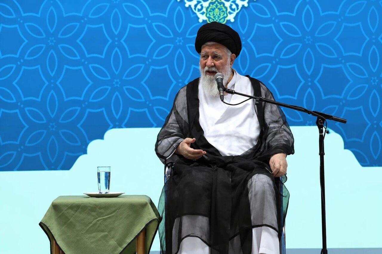 اقامه نماز باید در متن زندگی اجتماعی مردم و مقابله با منکرات تحقق یابد