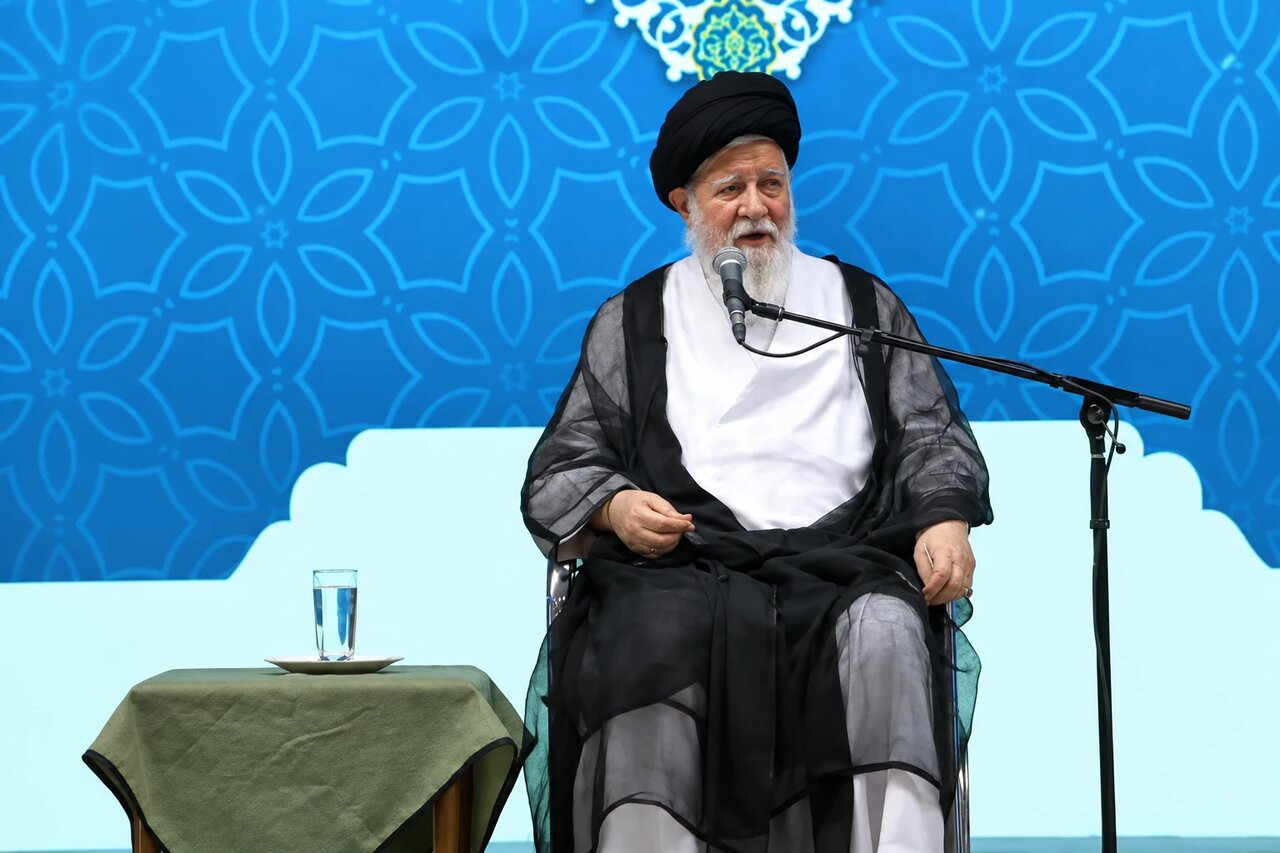 اقامه نماز باید در متن زندگی اجتماعی مردم و مقابله با منکرات تحقق یابد