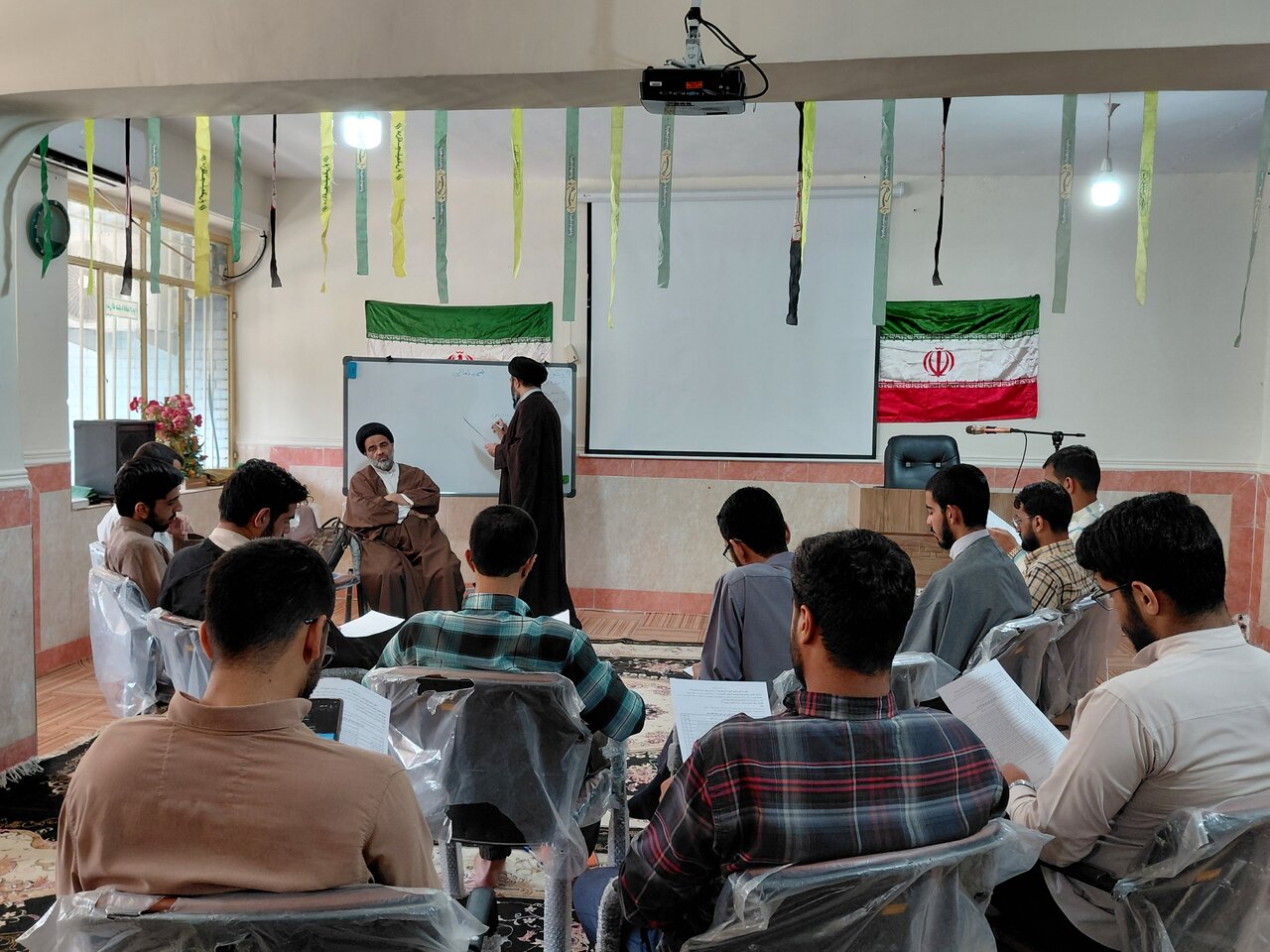 تصاویر/ کرسی آزاداندیشی «نماز و افق تمدن نوین اسلامی» در مدرسه علمیه سفیران آیت‌الله کفعمی(ره) زاهدان برگزار شد