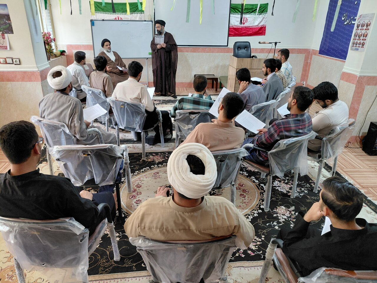 برگزاری کرسی آزاداندیشی «نماز و افق تمدن نوین اسلامی» در مدرسه علمیه آیت‌الله کفعمی زاهدان