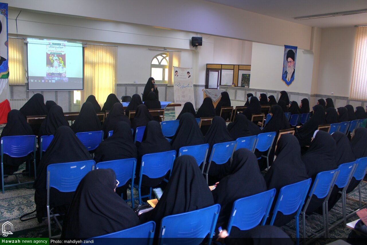 تصاویر/ نشست تبیینی عفاف و حجاب در شهر کرمان