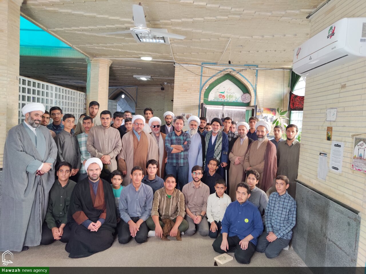 تصاویر/ روایتگری روحانیون جانباز در میان طلاب مدرسه علمیه محمودیه در گلزار شهدای بین المللی کرمان