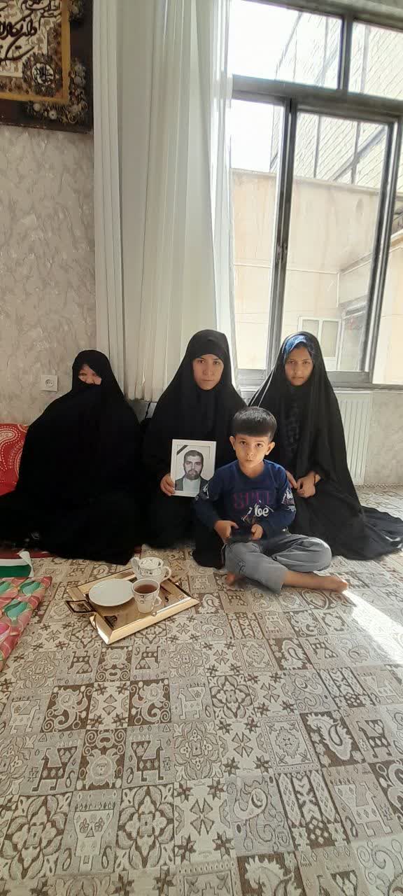 دیدار خادمان رضوی با خانواده شهید خیری در تبریز