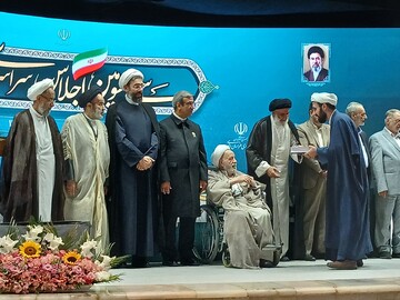 تقدیر از فعالان برگزیده حوزه نماز در اجلاس سراسری نماز