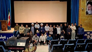 اکران فیلم «آن دو» با حضور طلاب و روحانیون اسدآباد در هفته دفاع مقدس+تصاویر