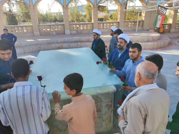 تصاویر/ حضور طلاب شهرستان زرند در گلزار شهدا به مناسبت هفته دفاع مقدس