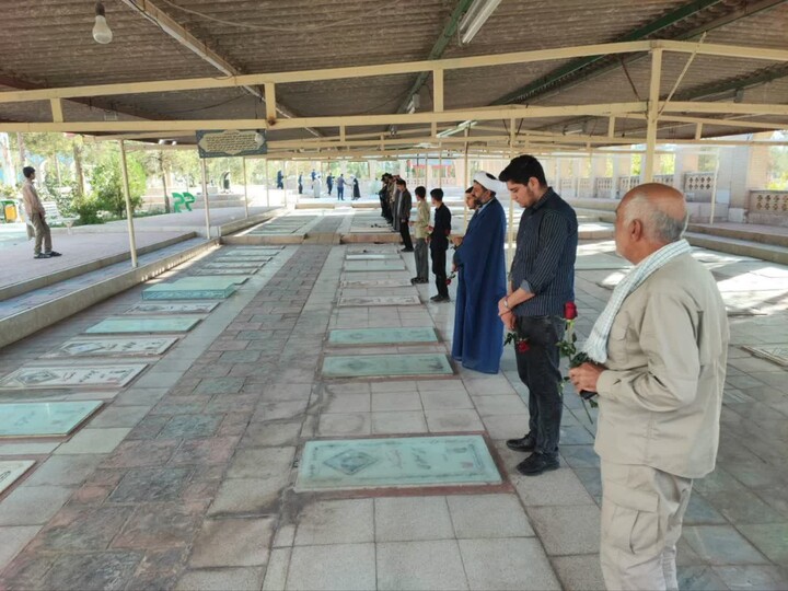 تصاویر/ حضور طلاب شهرستان زرند در گلزار شهدا به مناسبت هفته دفاع مقدس