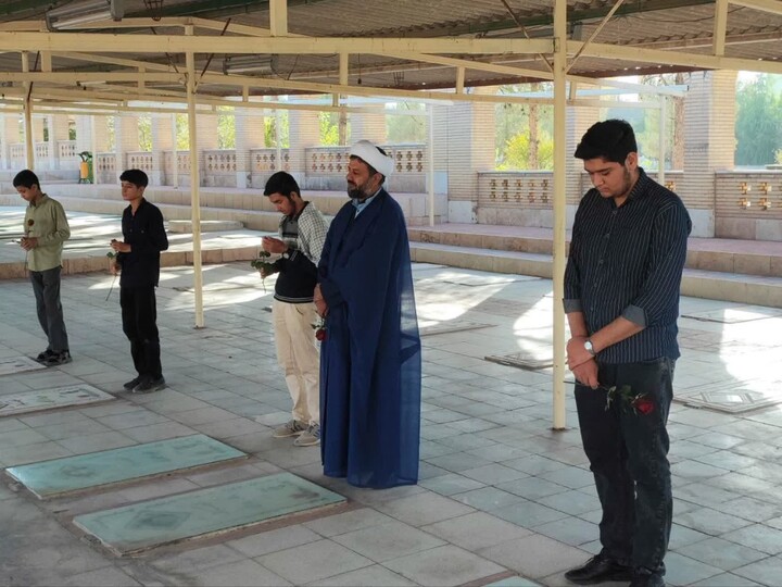 تصاویر/ حضور طلاب شهرستان زرند در گلزار شهدا به مناسبت هفته دفاع مقدس