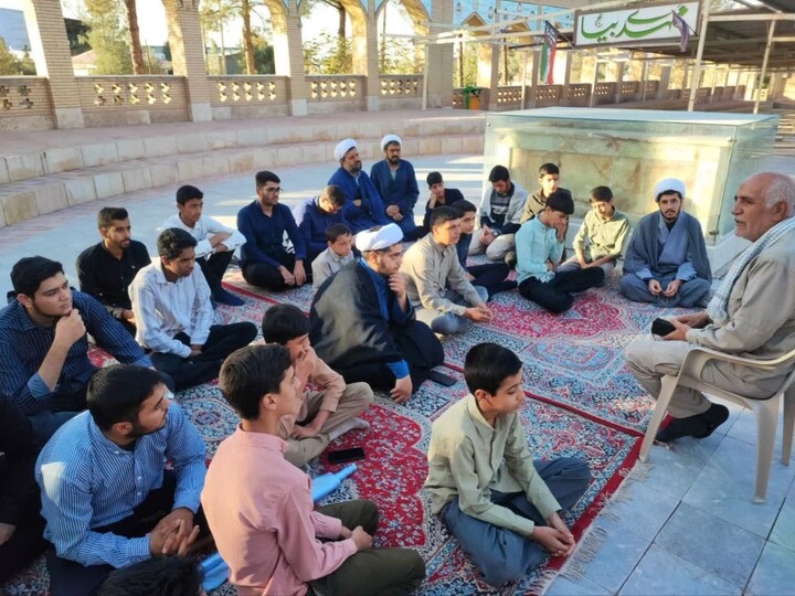 تصاویر/ حضور طلاب شهرستان زرند در گلزار شهدا به مناسبت هفته دفاع مقدس