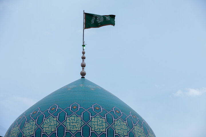 تصاویر/ در آستانه سالروز رحلت: آئین غبارروبی، عطرافشانی و تعویض پرچم حرم حضرت موسی مبرقع(ع)