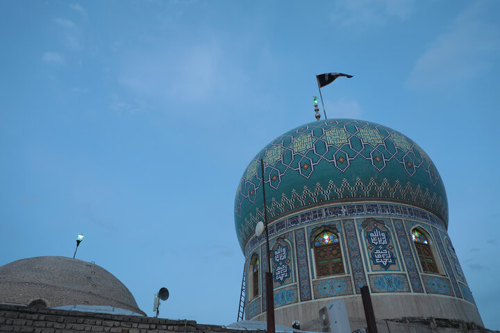 تصاویر/ در آستانه سالروز رحلت: آئین غبارروبی، عطرافشانی و تعویض پرچم حرم حضرت موسی مبرقع(ع)