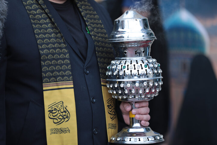 تصاویر/ در آستانه سالروز رحلت: آئین غبارروبی، عطرافشانی و تعویض پرچم حرم حضرت موسی مبرقع(ع)