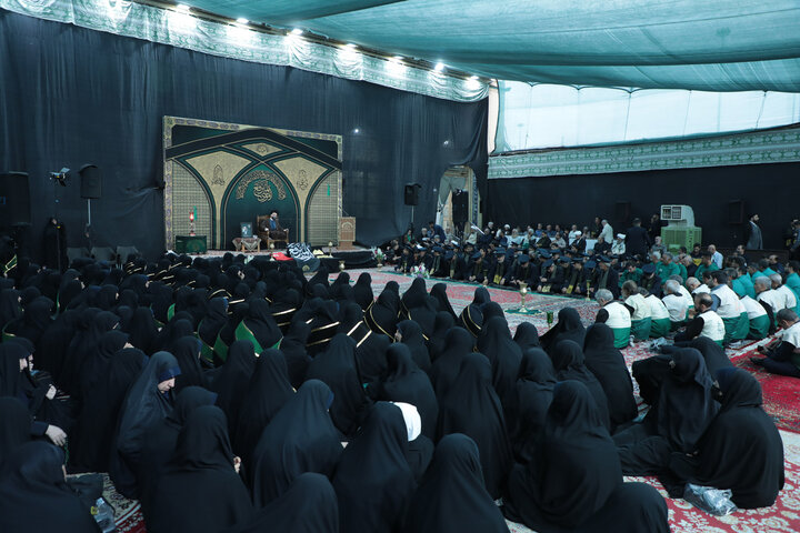 تصاویر/ در آستانه سالروز رحلت: آئین غبارروبی، عطرافشانی و تعویض پرچم حرم حضرت موسی مبرقع(ع)