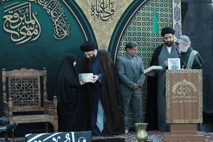 تصاویر/ در آستانه سالروز رحلت: آئین غبارروبی، عطرافشانی و تعویض پرچم حرم حضرت موسی مبرقع(ع)