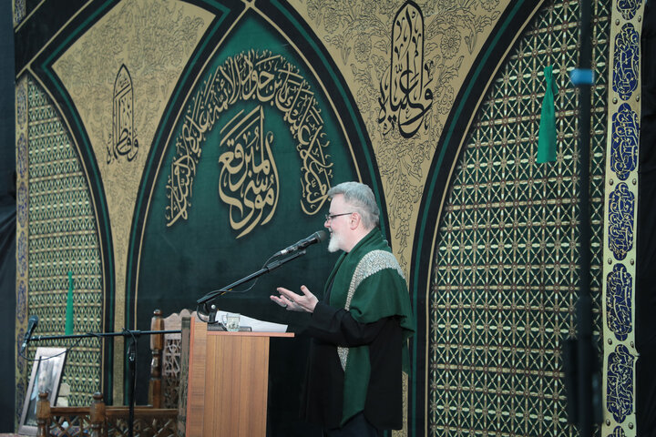 تصاویر/ در آستانه سالروز رحلت: آئین غبارروبی، عطرافشانی و تعویض پرچم حرم حضرت موسی مبرقع(ع)