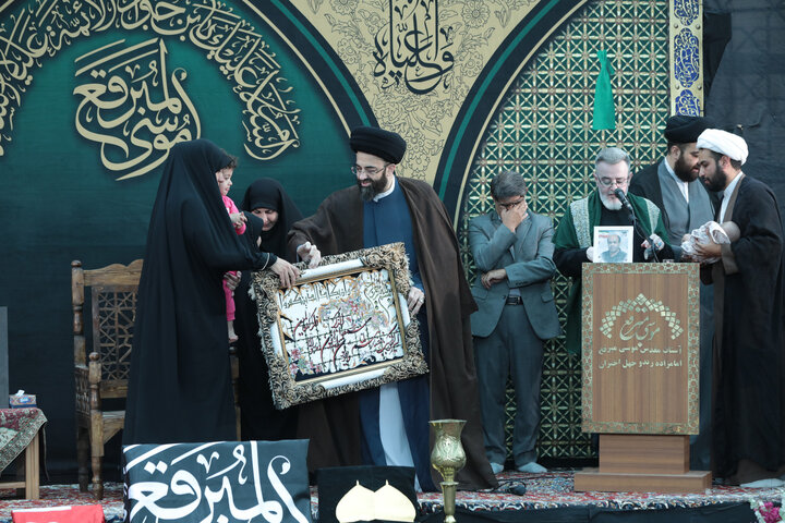 تصاویر/ در آستانه سالروز رحلت: آئین غبارروبی، عطرافشانی و تعویض پرچم حرم حضرت موسی مبرقع(ع)