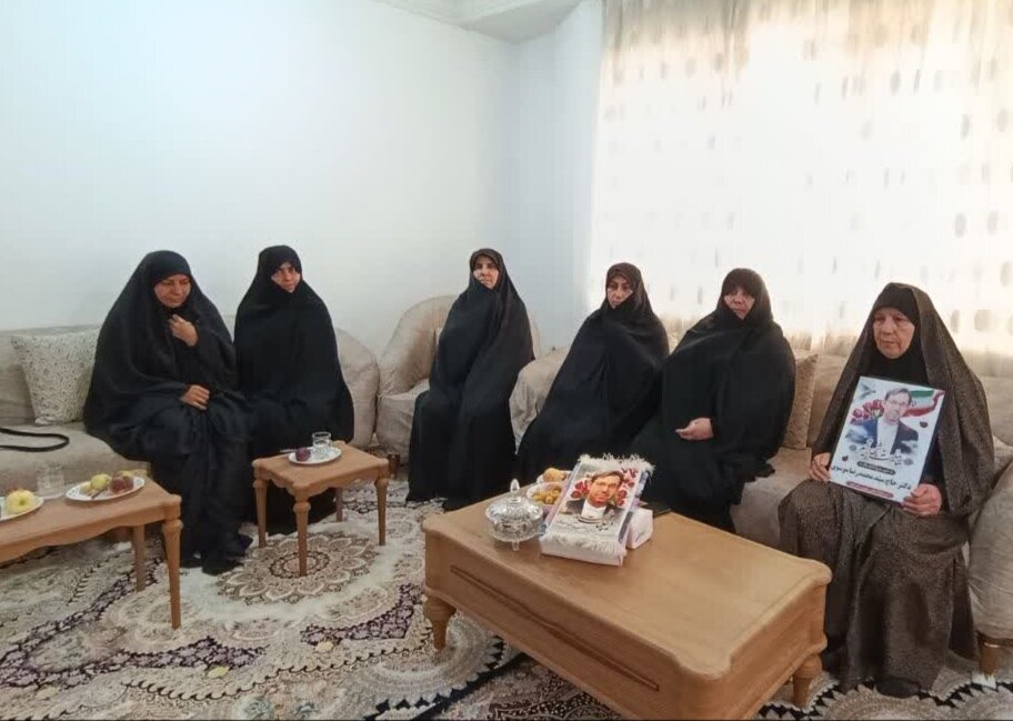 تجلیل طلاب مدرسه علمیه گناوه از خانواده شهید موسوی