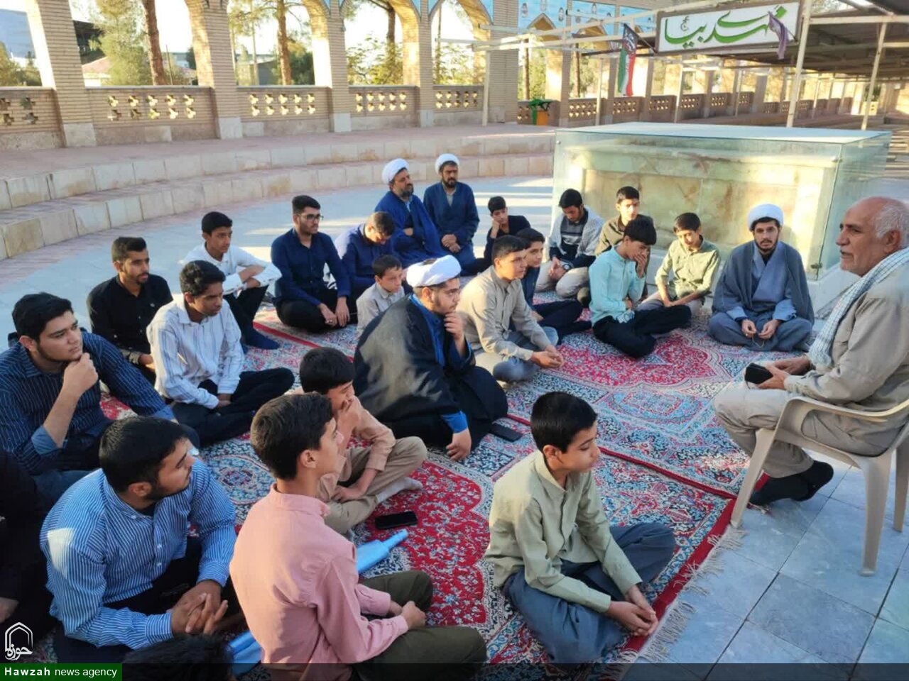 تصاویر/ حضور طلاب شهرستان زرند در گلزار شهدا به مناسبت هفته دفاع مقدس