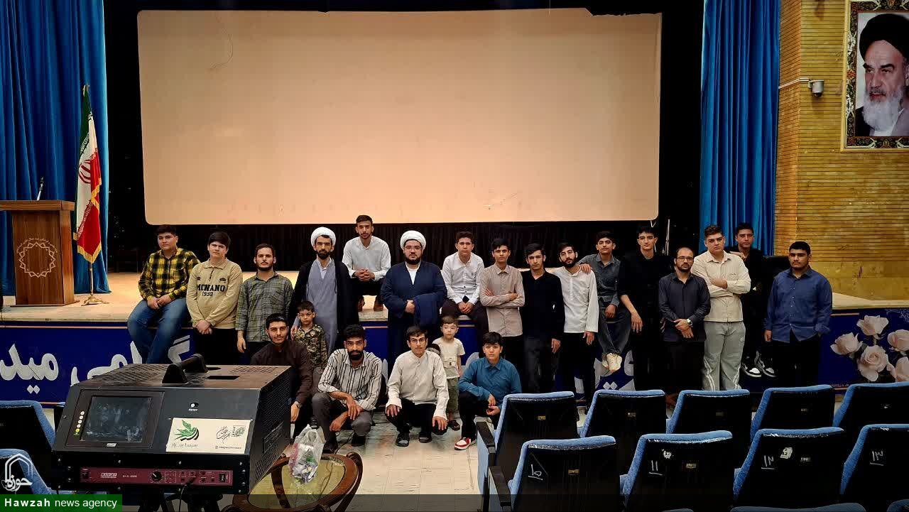 اکران فیلم «آن دو» با حضور طلاب و روحانیون اسدآباد در هفته دفاع مقدس+تصاویر
