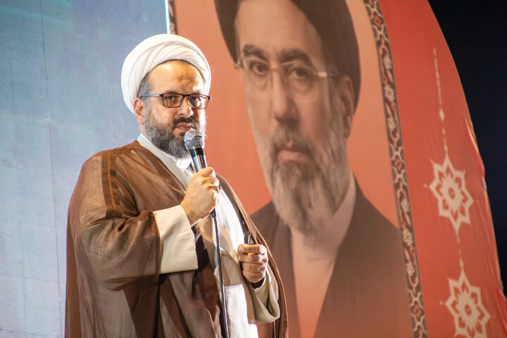 تصاویر/ اقامه نماز استغاثه توسط مدیر حوزه علمیه استان کرمان در میدان آزادی