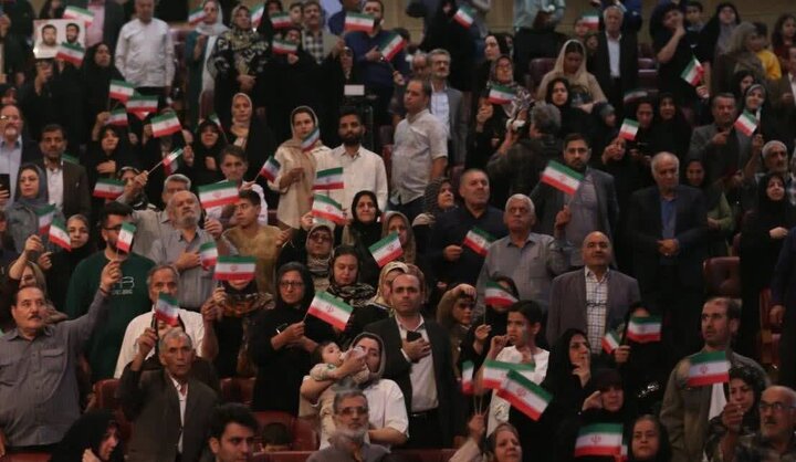 تصاویر/ آیین تجلیل از خانواده های شهدا و جانبازان شهرستان‌های استان تهران در سالن همایش های برج میلاد تهران