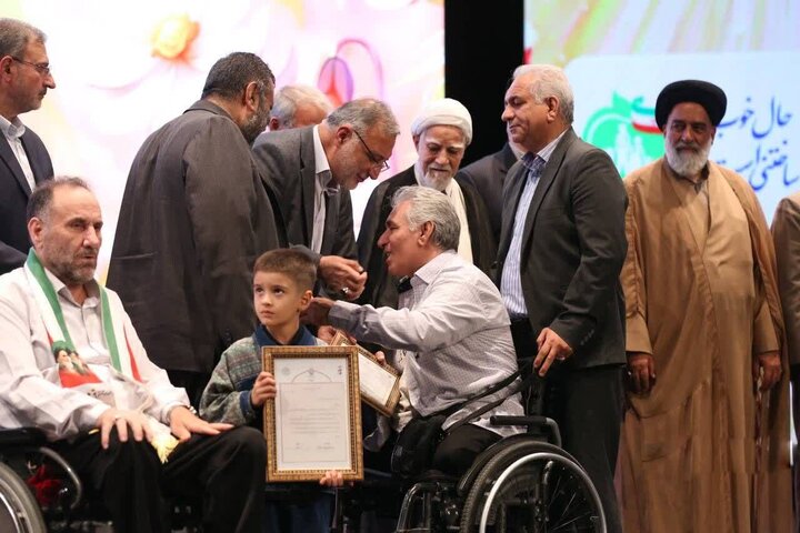 تصاویر/ آیین تجلیل از خانواده های شهدا و جانبازان شهرستان‌های استان تهران در سالن همایش های برج میلاد تهران