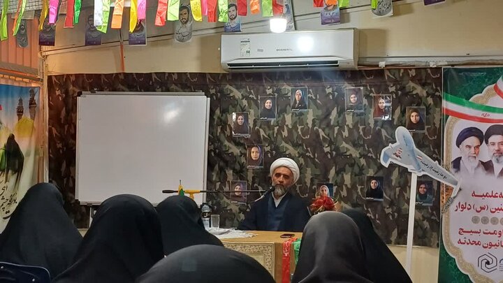 تصاویر/ برگزاری نشست بصیرتی در مدرسه علمیه خواهران شهر دلوار