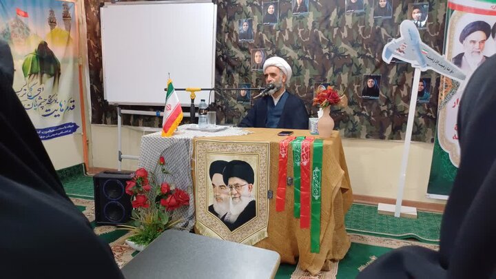 تصاویر/ برگزاری نشست بصیرتی در مدرسه علمیه خواهران شهر دلوار